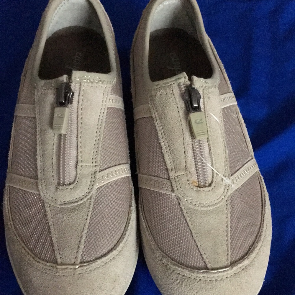 EASY SPIRIT (NEW) with out tag SIZE 6.5 M light gray